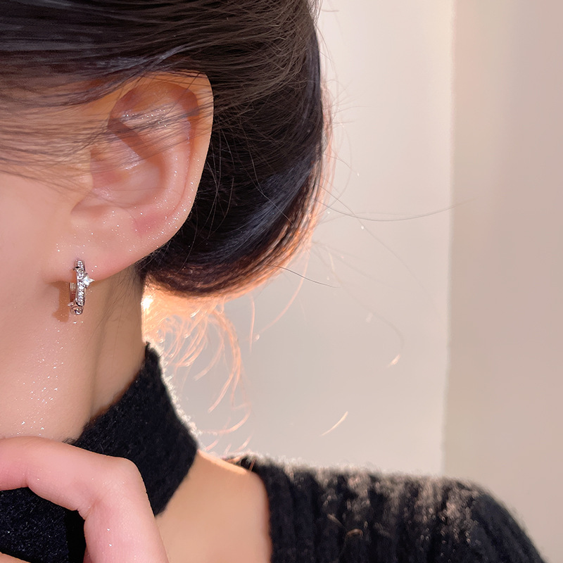 Exquisite micro-inlaid zircon star ear buckles for women, simple and individual cold style earrings, a new trendy ear ring accessory in 2025 Application Scenario
