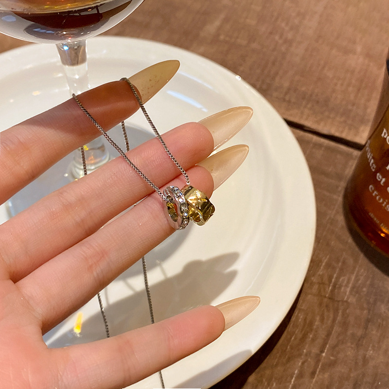 Korean retro geometric double-ring necklace, a minimalist and individual accessory in a cold style for women on Instagram, versatile and elegant collarbone chain full figure