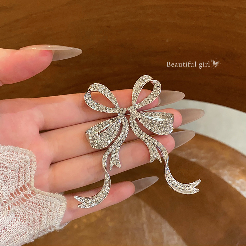 Full-diamond ribbon bow stud earrings in a cold and elegant style for women, light luxury and niche design, high-end and trendy earrings full figure