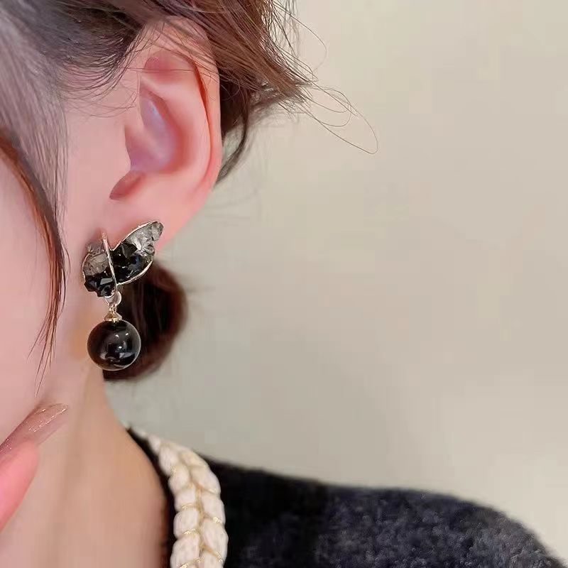 Black pearl crystal leaf earrings, women's niche color-blocking creative earrings, new retro stud earrings, high-end earrings Application Scenario
