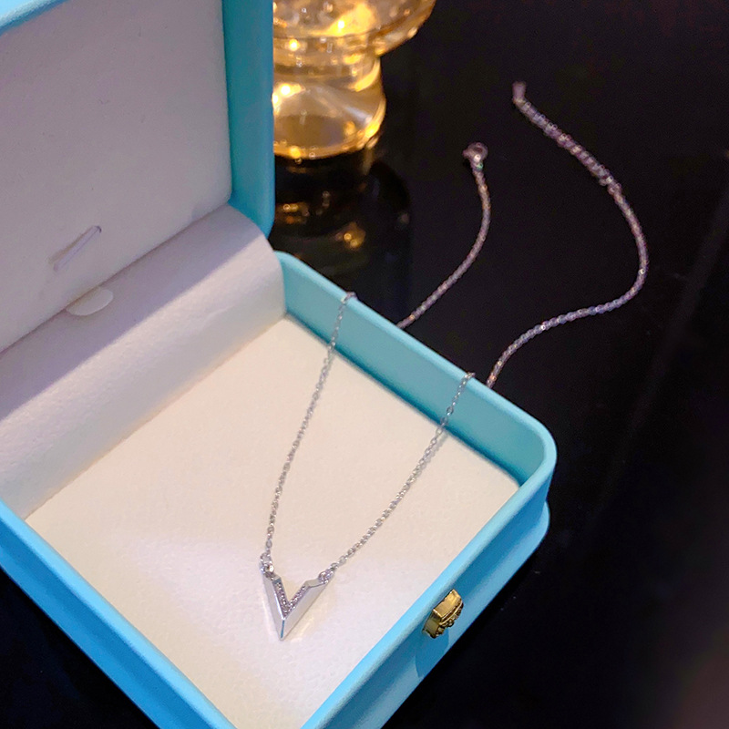 Silver diamond-encrusted V-shaped titanium steel necklace for women, fashionable, simple and versatile collarbone chain, trendy and elegant light luxury accessory wholesale Application Scenario