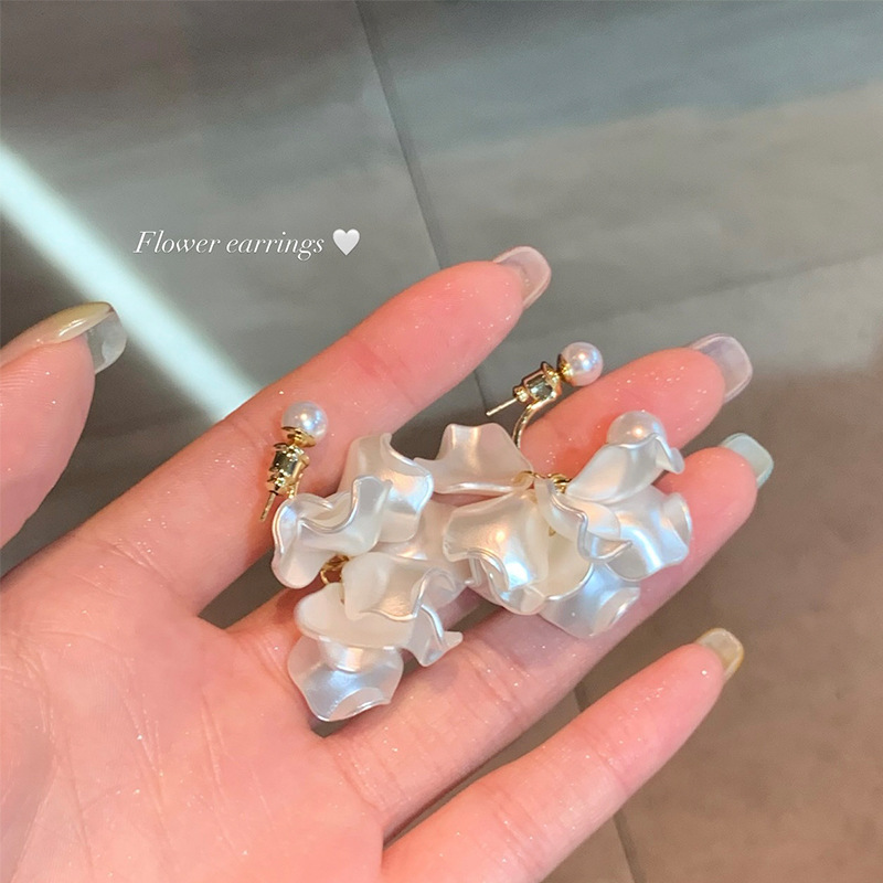 French pearl and flower double-ear tassel earrings exude a sense of high-end elegance and grandeur. Stud earrings are exquisite and beautiful earrings for women full figure