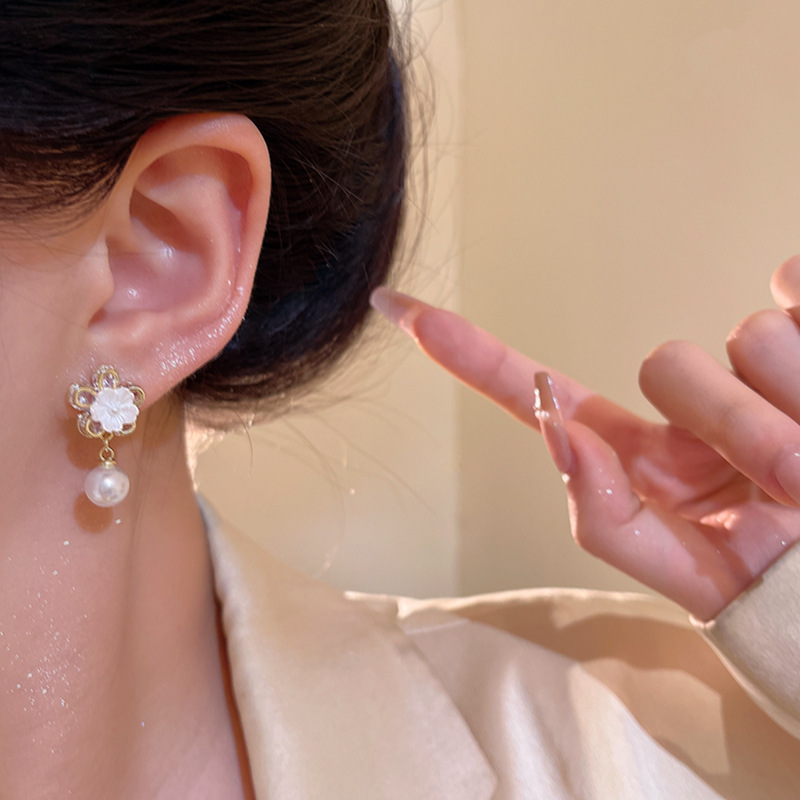 Light luxury exquisite sparkling diamond flower pearl earrings for women, new style of fashionable and simple floral stud earrings in 2025, elegant earrings Application Scenario