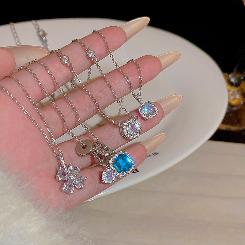 Ins-style diamond-encrusted small sugar cube titanium steel necklace, super fairy-like feminine charm, versatile and high-end collarbone chain necklace accessory Specification drawing