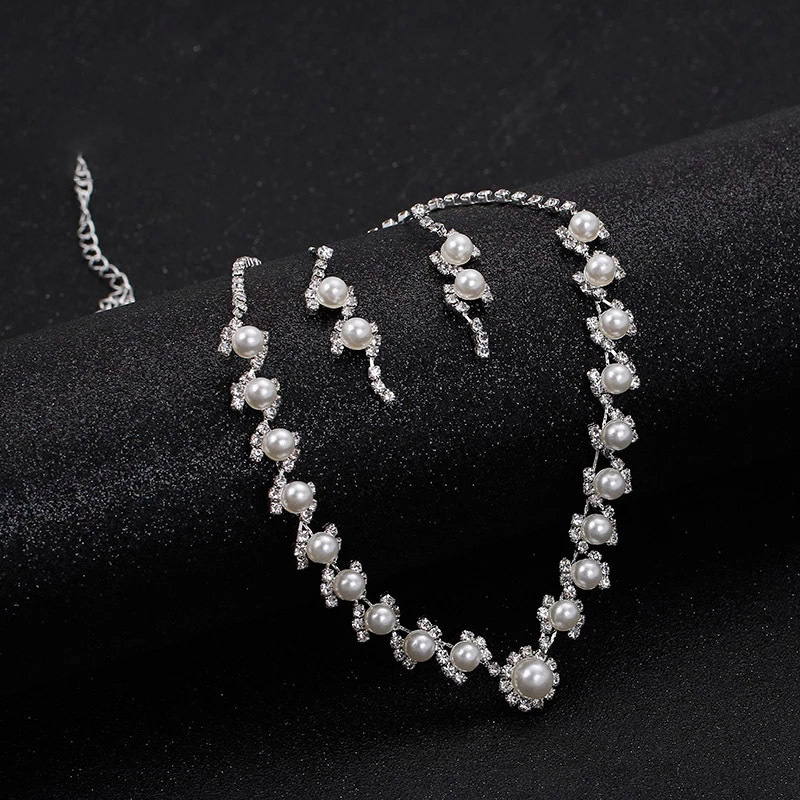 Foreign trade rhinestone necklace, simple rhinestone necklace stud set, bride's simple accessory necklace two-piece set ZN011 Application Scenario