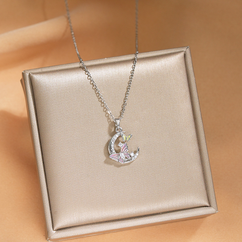 A new innovative design dual-color moon butterfly pendant titanium steel necklace with a feminine, light luxury style and a niche collarbone chain Specification drawing