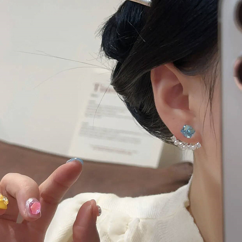 Blue diamond-shaped zircon pearl earrings for women exude a light luxury and high-end vibe. The unique and exquisite stud earrings are a pair of earrings Application Scenario