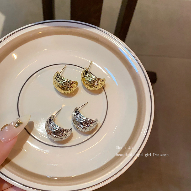 925 Silver needle exaggerated pleated metal C-shaped earrings, versatile and high-end stud earrings, a stylish and popular accessory for socialite details Picture