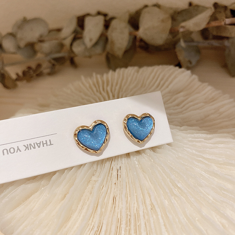 Blue heart-shaped stud earrings, a Korean Instags-style design, are small, cute and elegant. They are the same type of earrings that are popular on the Internet full figure
