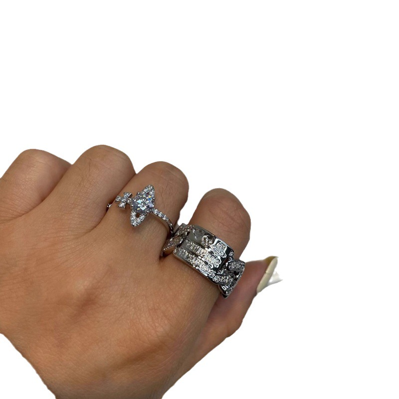 A new niche design of the Saturn ring, featuring zircon hollowed-out geometric Settings with diamonds, and a planetary trend opening that can be adjusted Item Picture