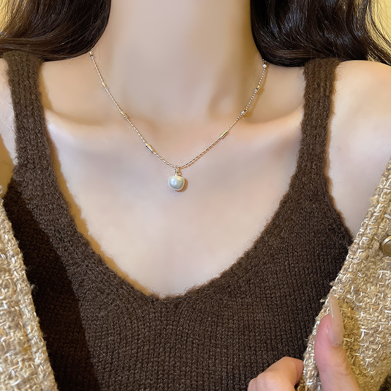 French cold style high-end pearl necklace, women's Instagram-style small chanel-style broken silver collarbone chain, popular neck chain accessory full figure