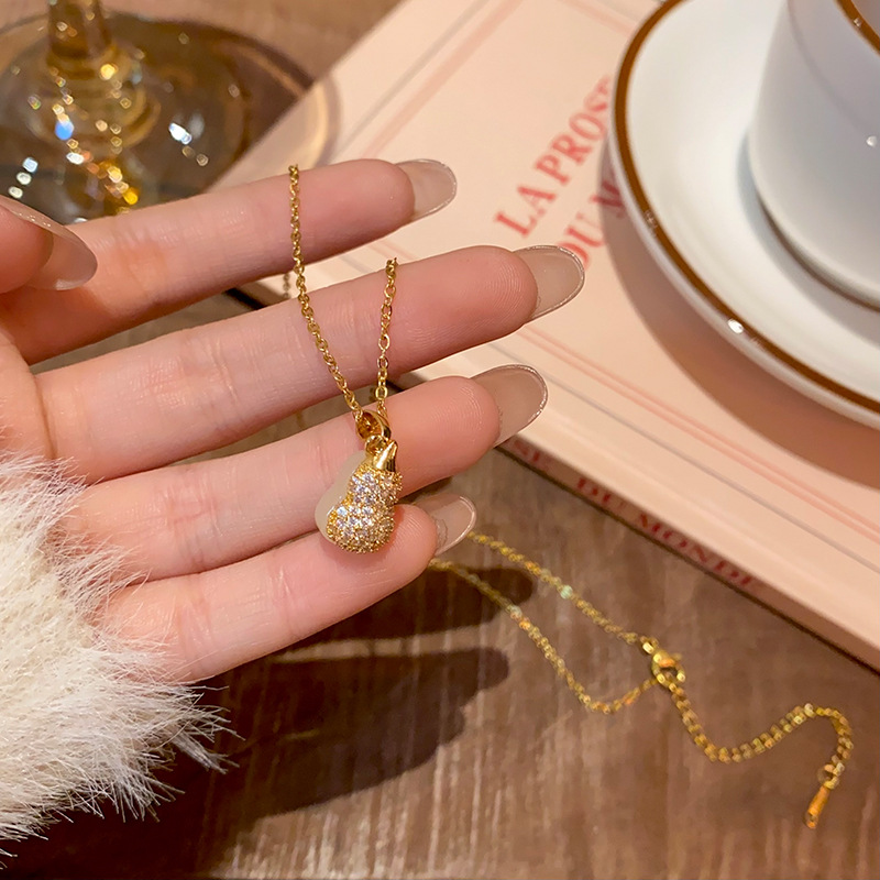A light luxury and high-end double-sided gourd pendant titanium steel necklace, a versatile and exquisite micro-inlay collarbone chain necklace accessory Specification drawing