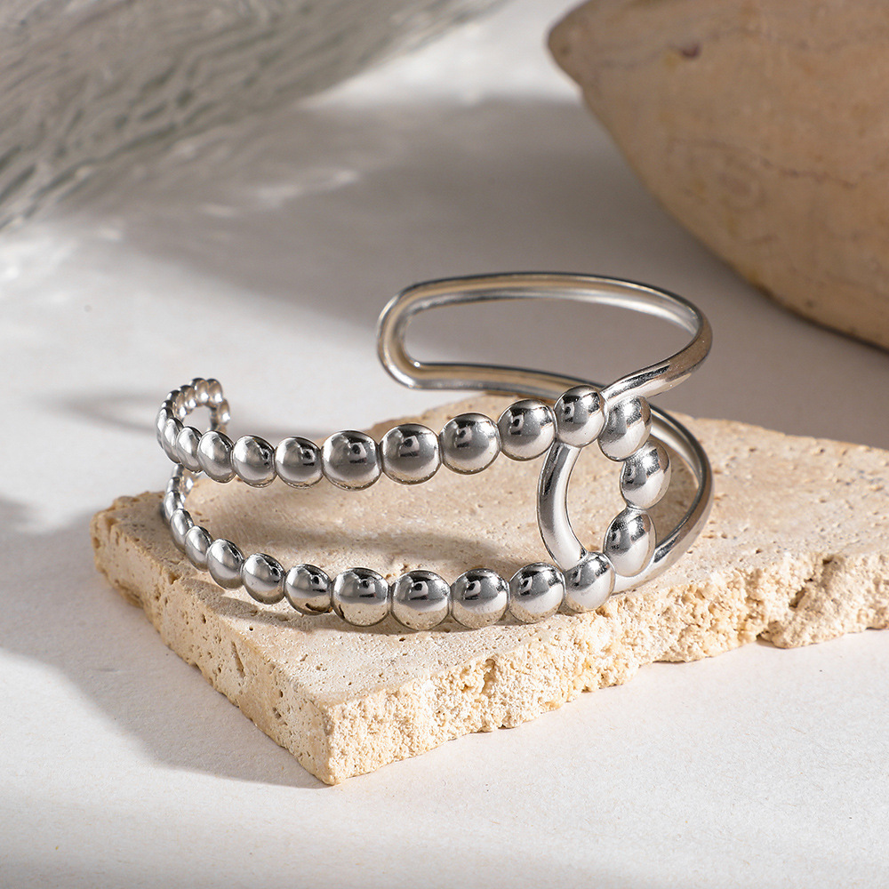 The new shein cross-border bracelet for women features a light luxury, gold-plated, personalized design, a niche and high-end feel, and is a bestseller in Europe and America Application Scenario