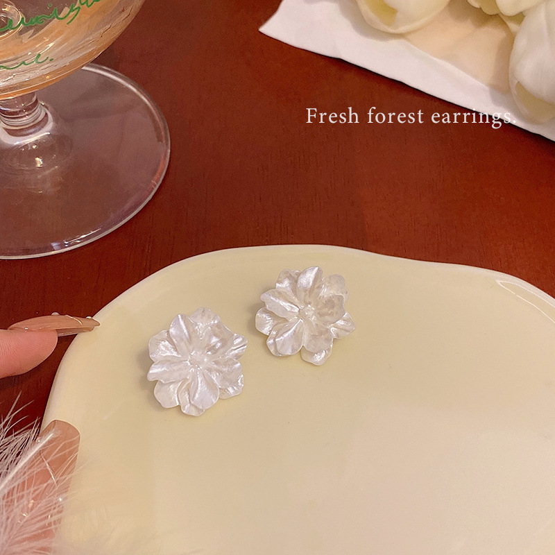 Korean style simple white flower earrings for women, fashionable, elegant, fresh and sweet 925 silver needle earrings wholesale Application Scenario