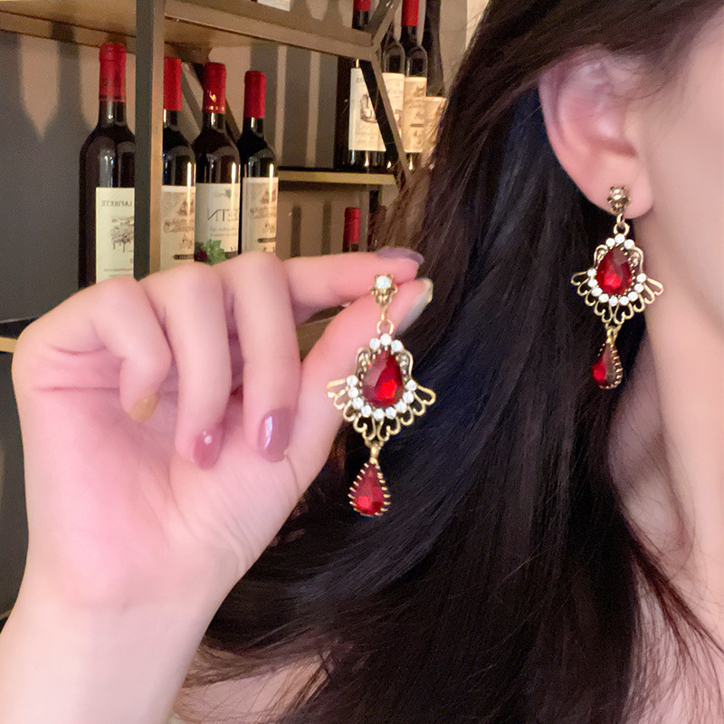 Bohemian red teardrop earrings, a retro court-style imitation ruby stud earrings, long and unique in style Specification drawing