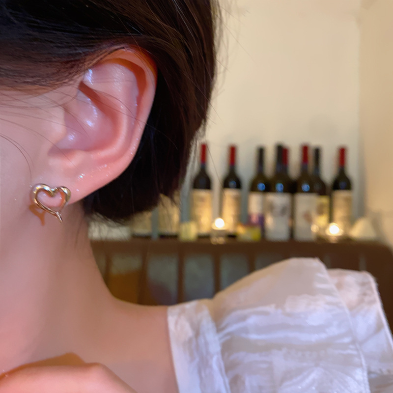 Silver-needle hollowed-out heart-shaped stud earrings, a unique and versatile metal earring with a cold and aloof style for women, and a retro, simple and elegant new type of earrings Application Scenario