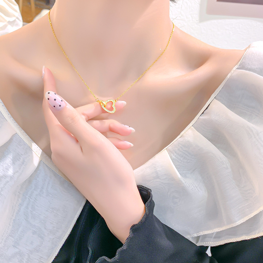 This Japanese and Korean light luxury double-ring titanium steel necklace with full diamonds and hearts exudes a feminine charm and goddesses. It is a versatile collarbone chain and a high-end accessory Specification drawing
