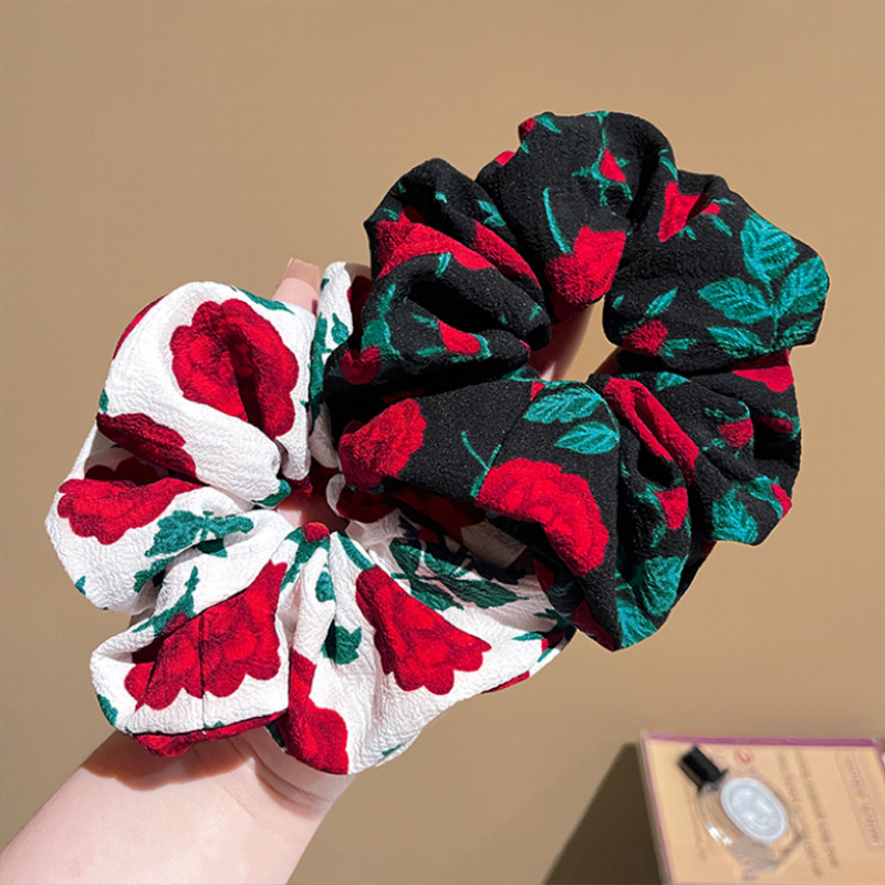 The rose-shaped large intestine hair tie, the same style as Jiang Yan's in the Chinese restaurant, exudes a sense of sophistication. It features a stylish hair accessory and a hair tie full figure