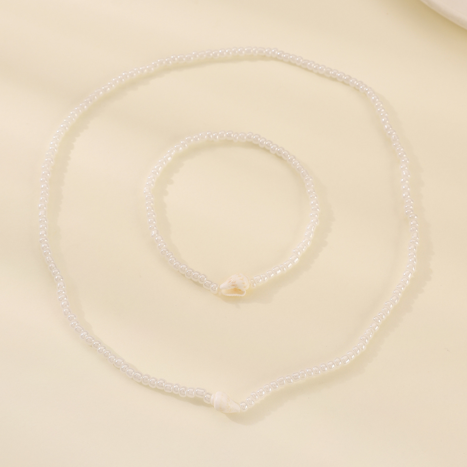 A two-piece set of handcrafted beaded shell and conch necklace and bracelet with a European and American ocean vacation style, Bohemian necklace for women Application Scenario