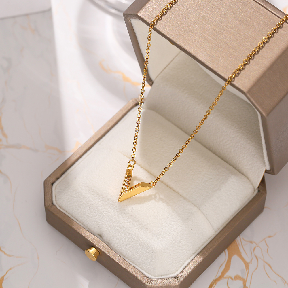 ins unique and simple V-shaped diamond-encrusted pendant necklace for women, trendy and fresh titanium steel collarbone chain, a popular neck chain full figure