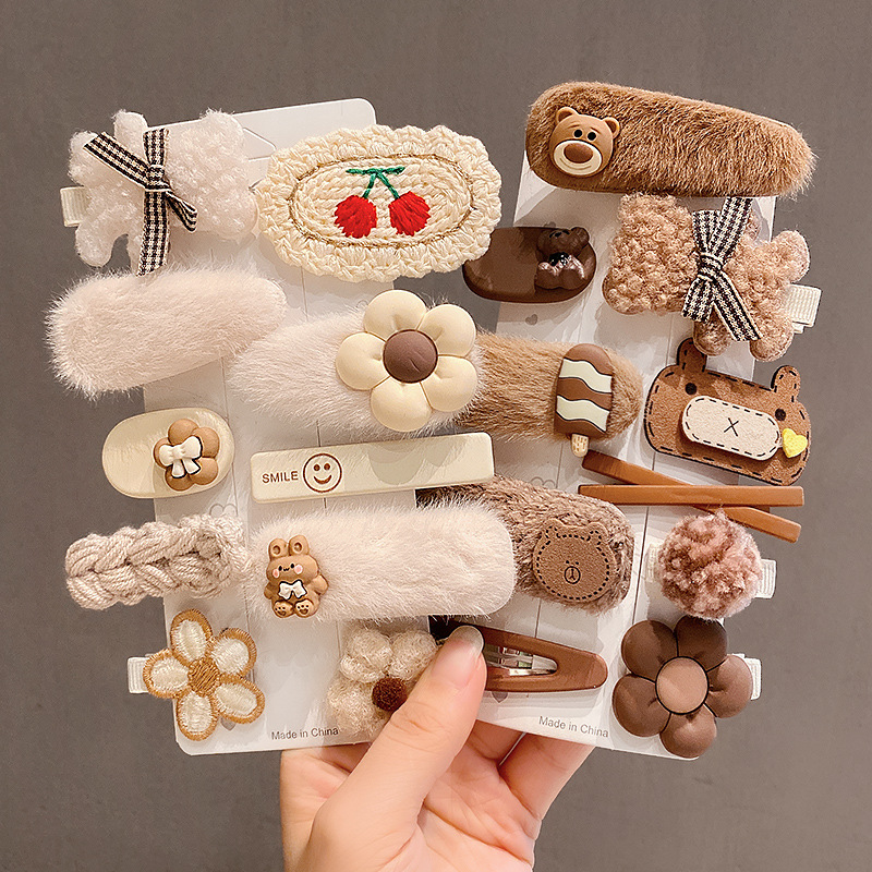 The new popular female side plush hair clip headpiece, cute bangs, Japanese-style side clip hair accessory Application Scenario