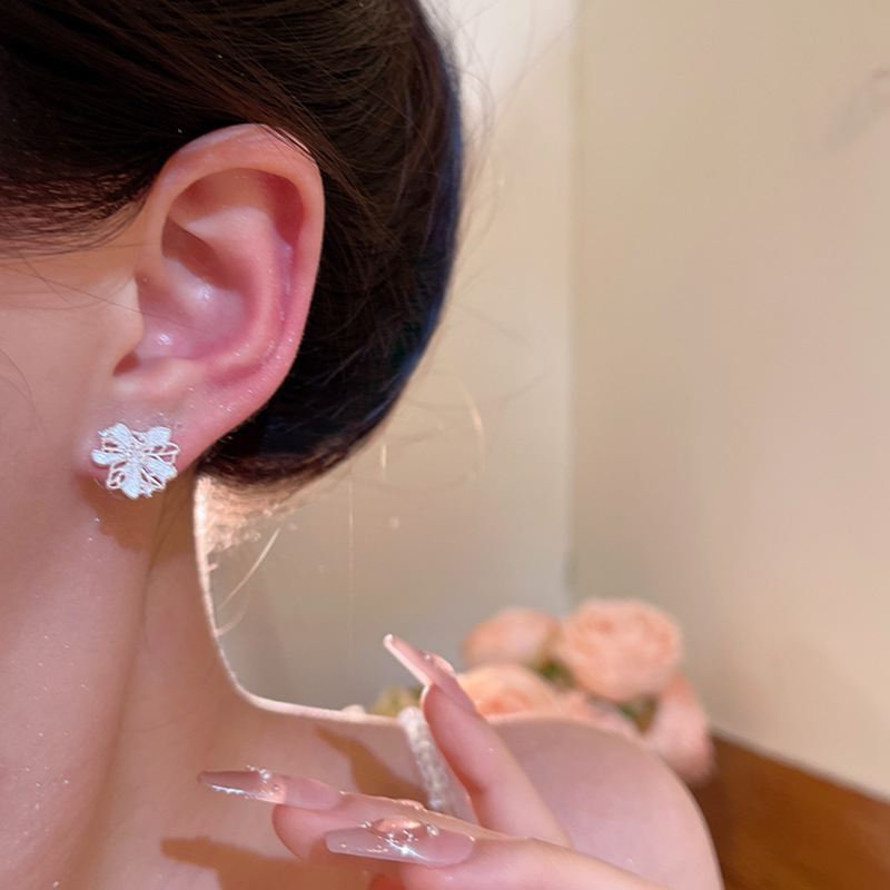 Hollowed-out three-dimensional flower stud earrings for women in the summer of 2025, sweet, fashionable and elegant. Wholesale of the same style of earrings as Internet celebrities Application Scenario