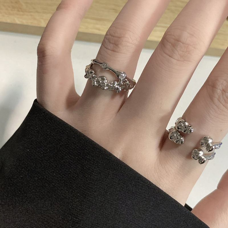 This niche design features a double-layered zircon with a high-end feel. It has a cold and cool texture, a sweet and cool style, and a simple open ring that is fashionable full figure
