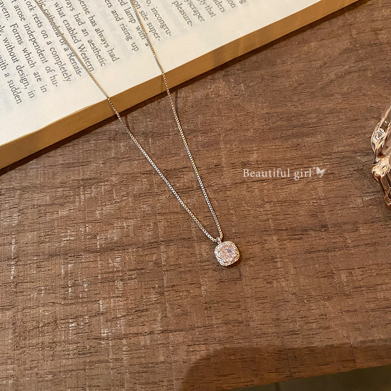 Little Sugar Cube ~ Exquisite diamond-encrusted zircon titanium steel necklace, a versatile collarbone chain for women's fashion and temperament, a popular neckchain accessory Specification drawing