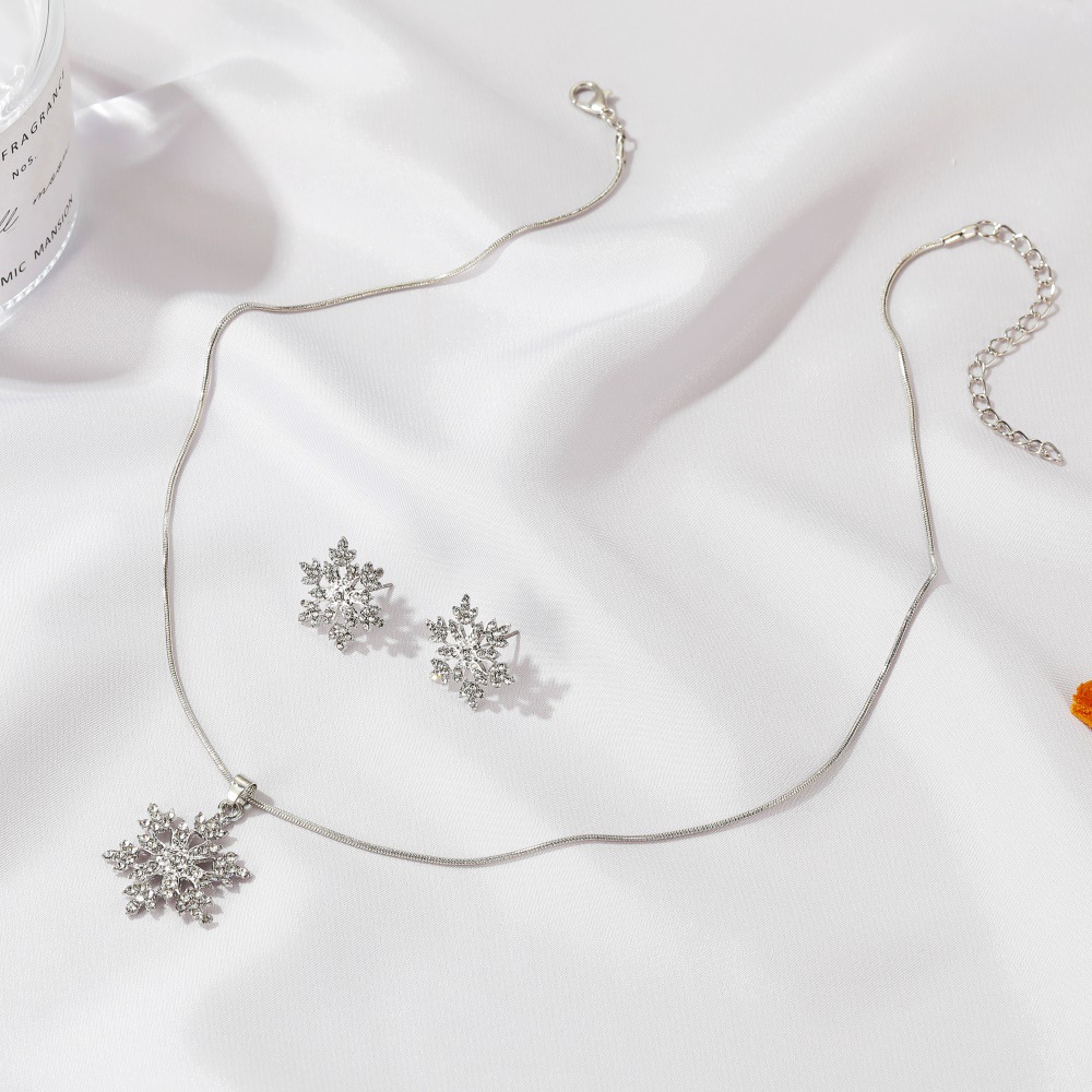 The new cross-border set of jewelry features a simple and elegant style. It is a full-diamond alloy snowflake necklace with stud earrings and is a gift for the Qixi Festival Application Scenario