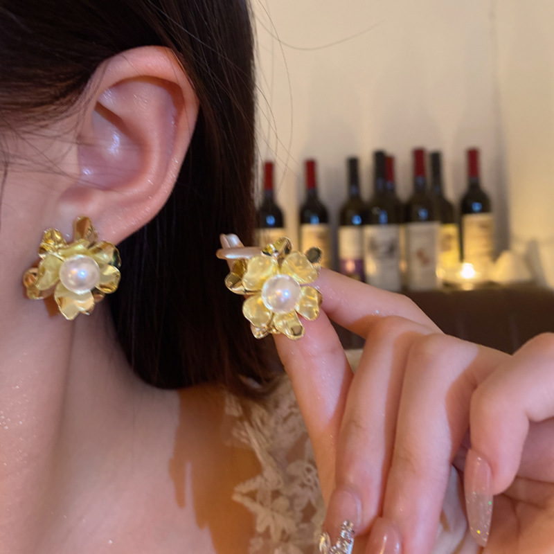 European and American style metallic flower pearl earrings, fashionable and high-end, light luxury retro stud earrings, exaggerated and elegant earrings for women details Picture