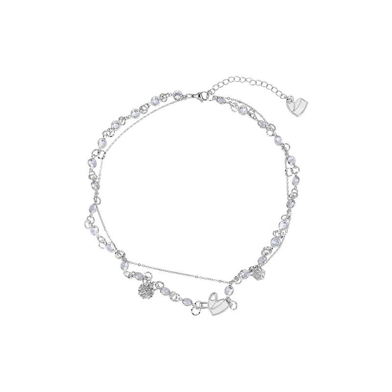 A sweet and cool girl wears a heart-shaped titanium steel necklace. A cold and elegant girl has a zircon collarbone chain and a fashionable and individual necklace Item Picture