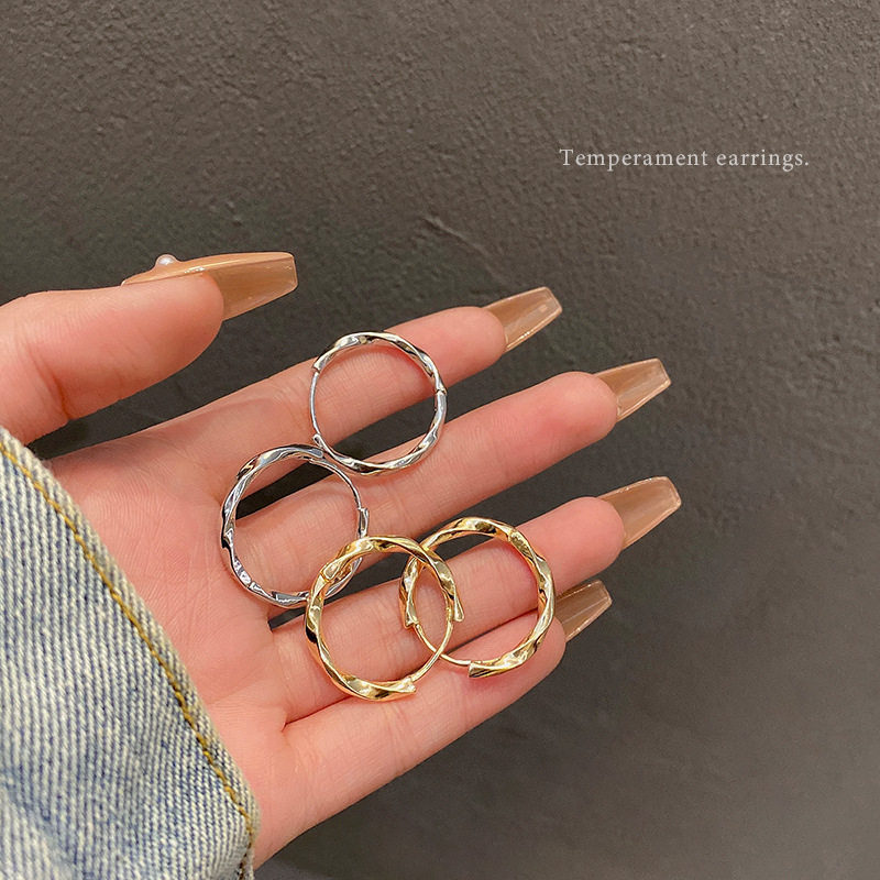 Cold style, high-end, twisted plain ear loops, women's fashion, versatile and elegant, irregular ear loops, simple earrings wholesale full figure