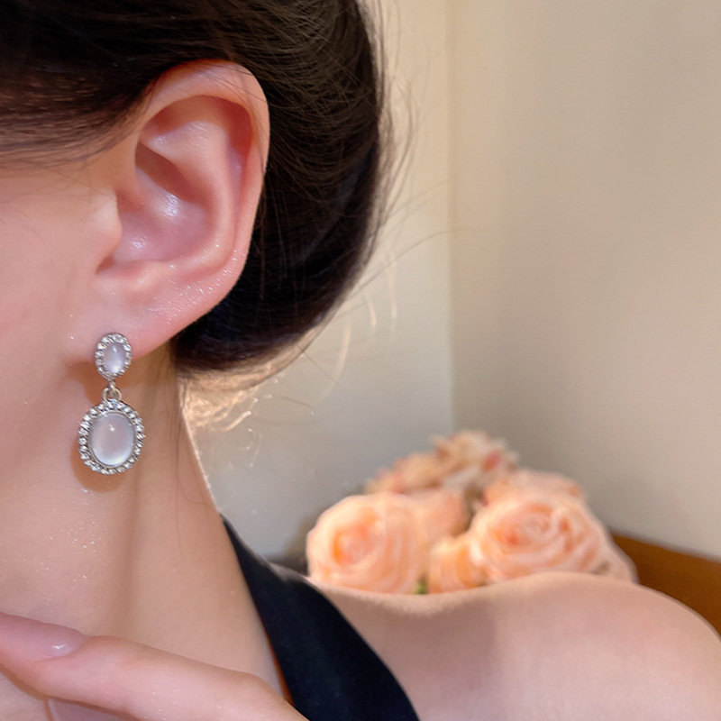 Korean-style sweet cat's eye oval earrings, a light luxury, niche and high-end look for women, diamond-encrusted stud earrings, a stylish and trendy earpiece Application Scenario