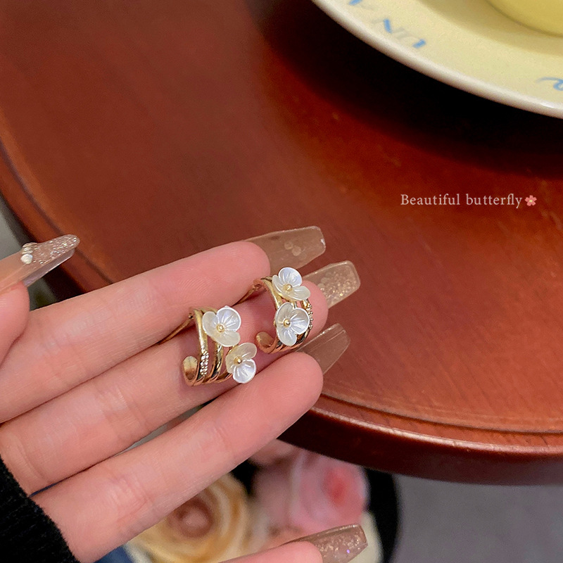 Super fairy double-layer metal shell flower stud earrings, women's fashion, high-end design sense, individual temperament, retro earrings and earrings full figure