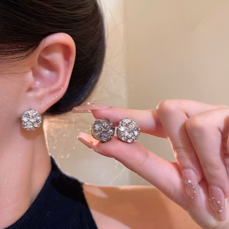Super sparkling water diamond round stud earrings and ear buckles, Korean style bestsellers for women, light luxury and high-end feel, the same style of earrings and earrings as Internet celebrities wholesale details Picture