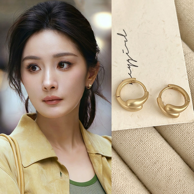 Golden simple earrings, unique feminine charm, ear buckles, light luxury, niche and high-end feel, 2025 new Korean-style exquisite earrings full figure