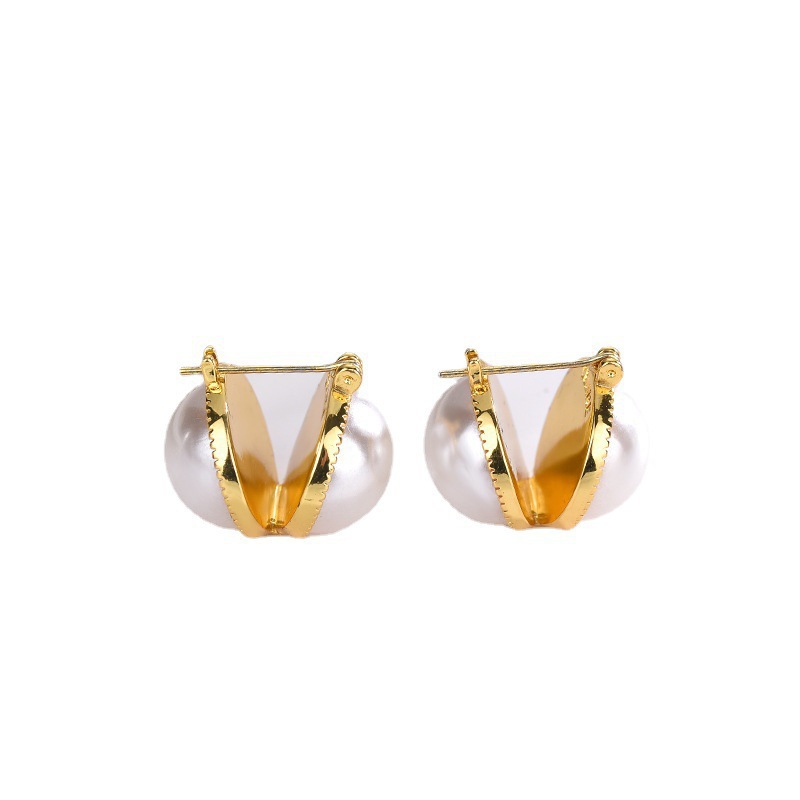 Retro, light luxury and high-end double-sided pearl ear buckles, 2025 new V-shaped earrings, fashionable, elegant and stylish earrings for women Item Picture