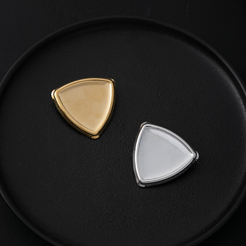 European and American retro metal geometric brooch, light luxury, simple, niche and high-end design sense triangular clothing accessories full figure