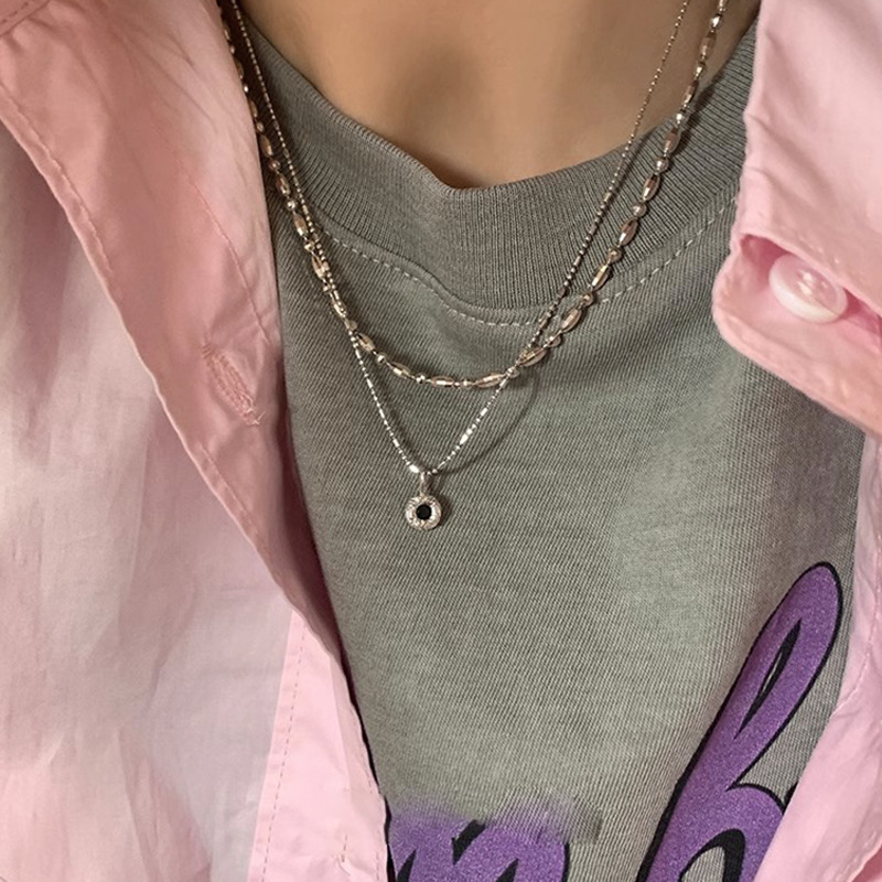 The new 2023 silver and black zircon necklace for women, featuring a retro, simple, light luxury and niche layering collarbone chain in an ins style full figure