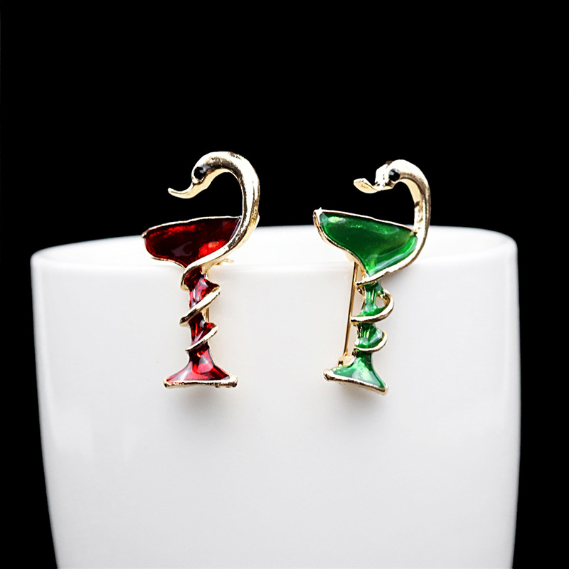 European and American popular accessories, fashionable small snake wine glasses, alloy oil-dripping animal brooches, pins and collar pins, factory direct sales Application Scenario