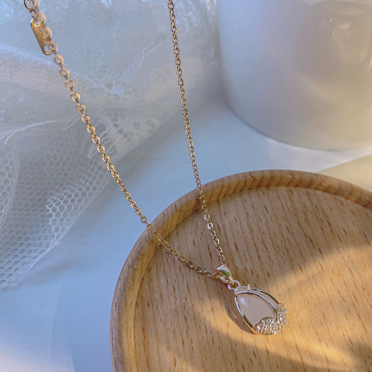 Japanese and Korean style light luxury cat's eye stone tulip pendant titanium steel necklace, women's niche high-end style versatile collarbone chain accessory Application Scenario