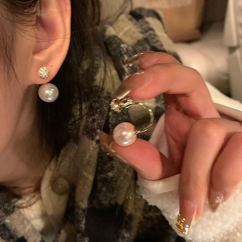 A pair of dazzling pearl earrings for women with a light luxury and niche design, exuding a sense of sophistication and elegance. Pearl stud earrings for commuting Application Scenario