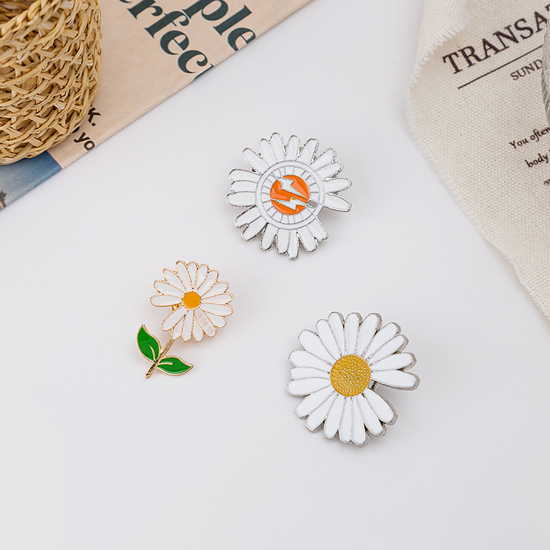The Korean version of Instagram's G-Dragon GD's Daisy sunflower brooch is a versatile clothing accessory and cartoon badge details Picture