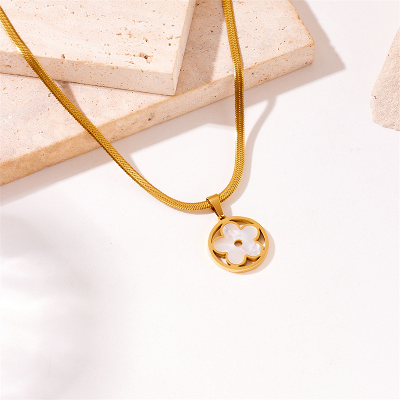 Korean version simple, fashionable and niche round brand white flower pendant gold-plated snake bone chain necklace Specification drawing