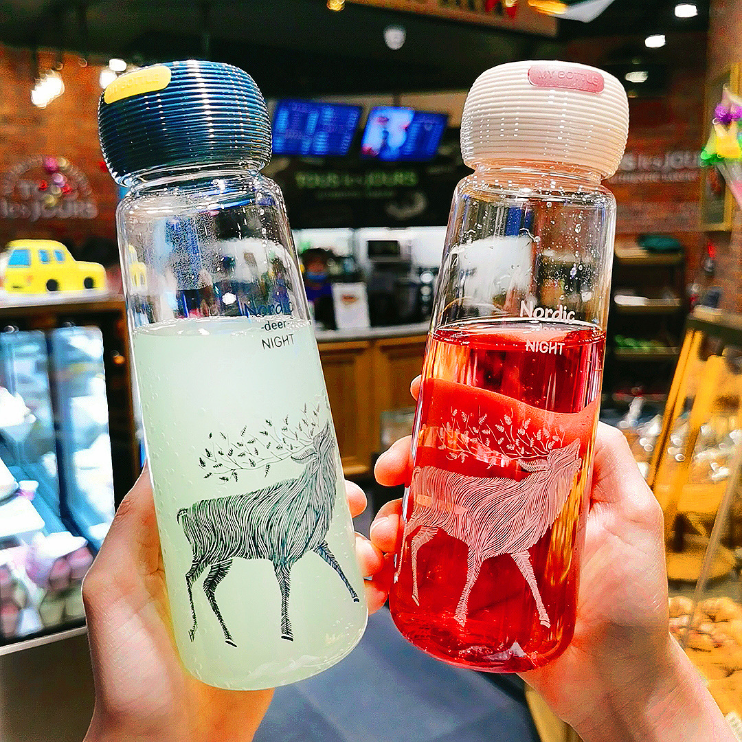 Simple Nordic plastic water cup, student couple Korean version sports casual cup, large-capacity portable anti-drop creative cup full figure