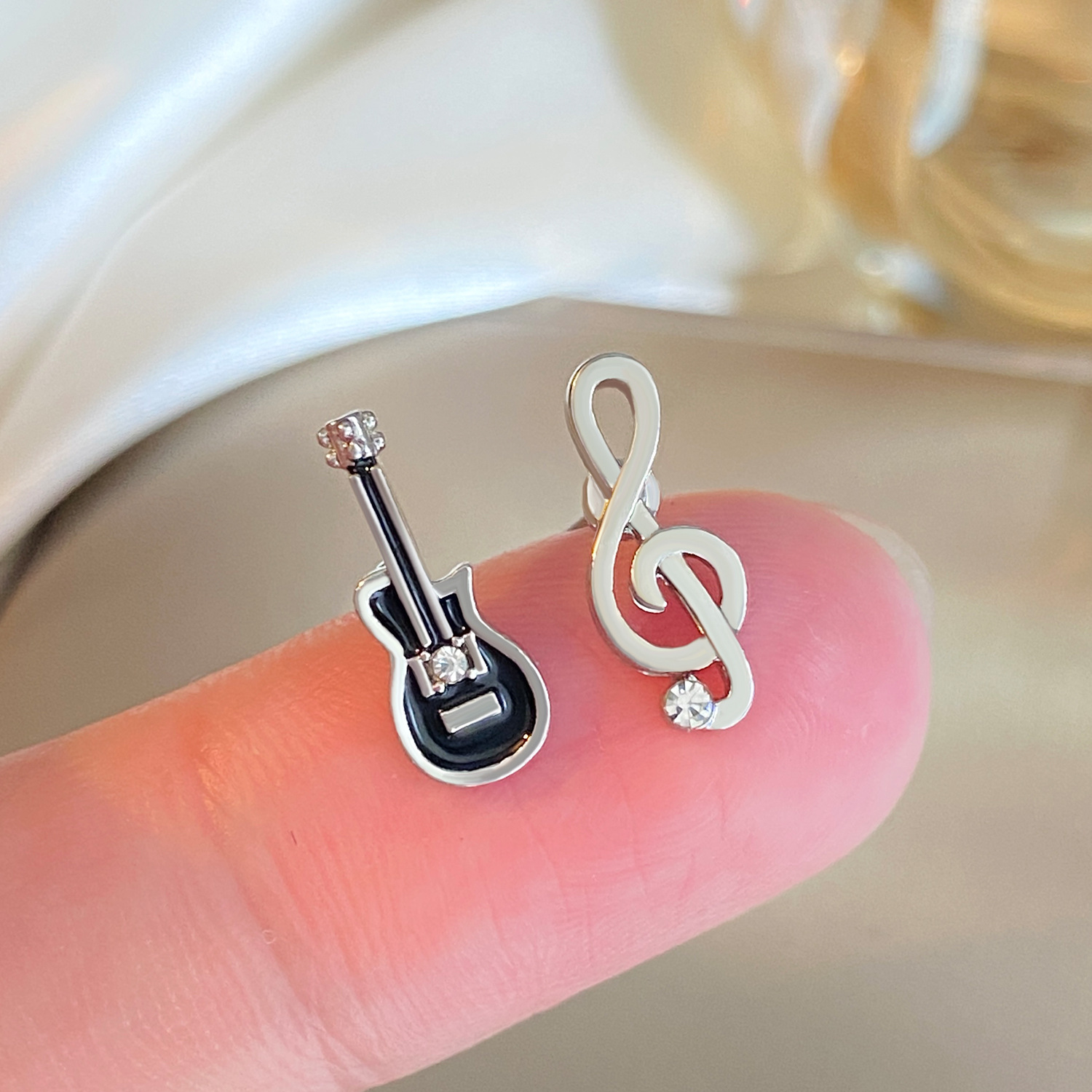 European and American InS-style guitar note stud earrings, with a unique and elegant design sense, asymmetrical violin earrings and cute earrings details Picture