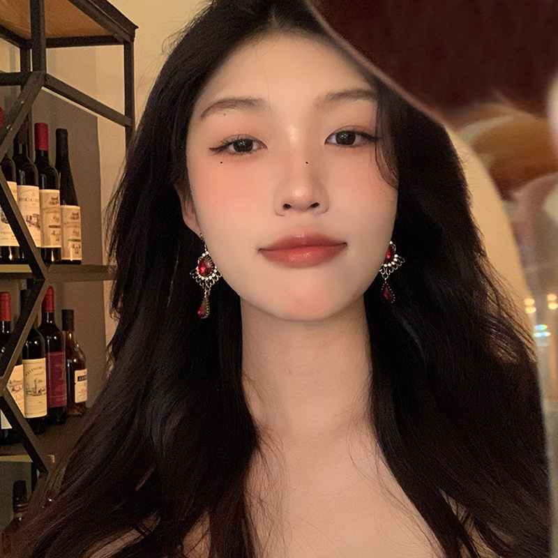 Bohemian red teardrop earrings, a retro court-style imitation ruby stud earrings, long and unique in style details Picture