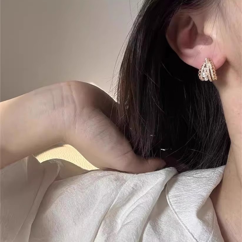 Gold diamond-encrusted pearl stud earrings with a high-end, light luxury and niche design, French elegance and court style stud earrings and earrings wholesale Application Scenario