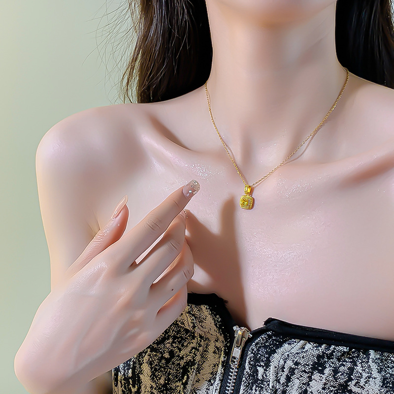 The Douyin hit golden cube sugar titanium steel necklace, a fashionable and exquisite women's fashion zircon square diamond collarbone chain, a trendy and elegant accessory Specification drawing