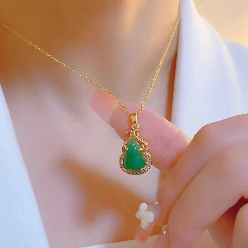 Fashionable and simple green small gourd pendant titanium steel necklace for women, summer bestseller zircon collarbone chain accessory short style Specification drawing